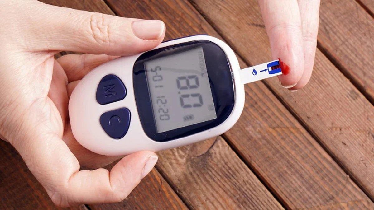 Persona caminando por el Zócalo de Puebla al atardecer