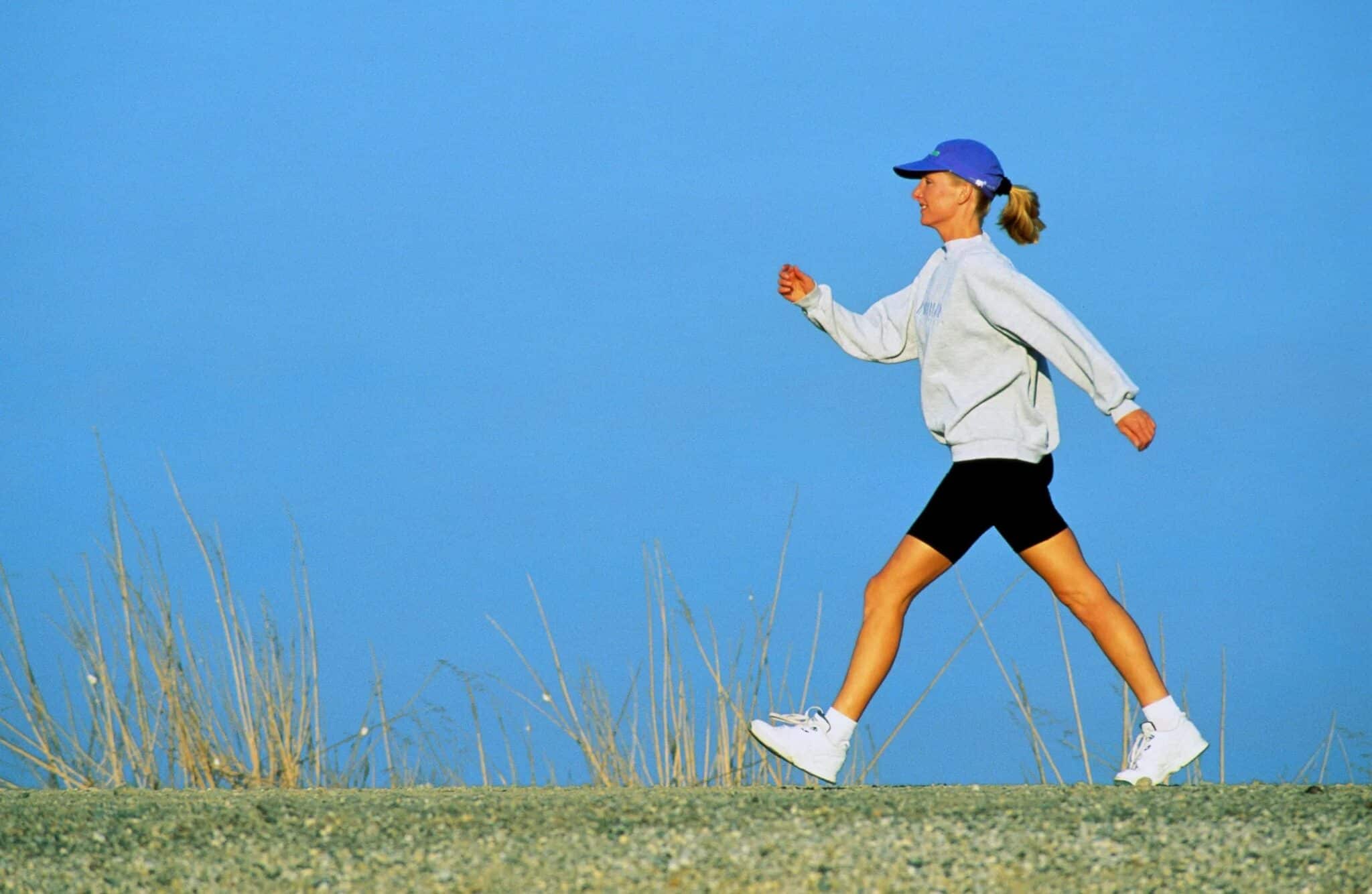 Grupo de personas caminando juntas en un parque de Puebla